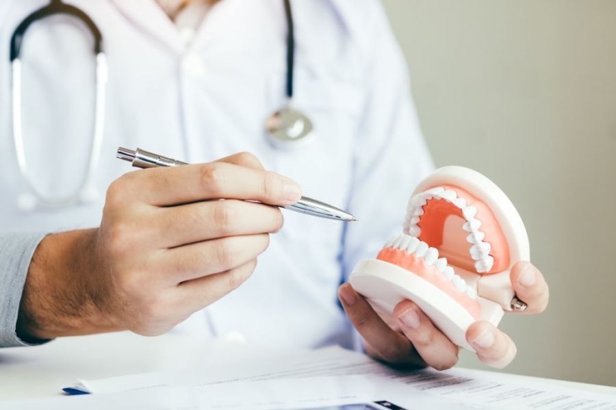 m/دستیار کنار دندانپزشک